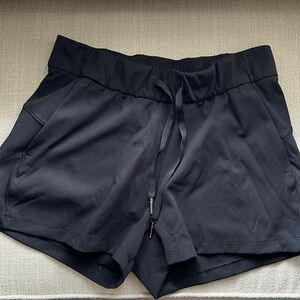 Lululemon Black On The Fly Shorts 2.5 Inseam Size 4